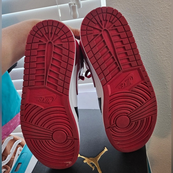 Jordan 1 Mid Unisex Red Black White Alternate Bred Toe Size 12 Womens Men's 9. - Picture 7 of 15